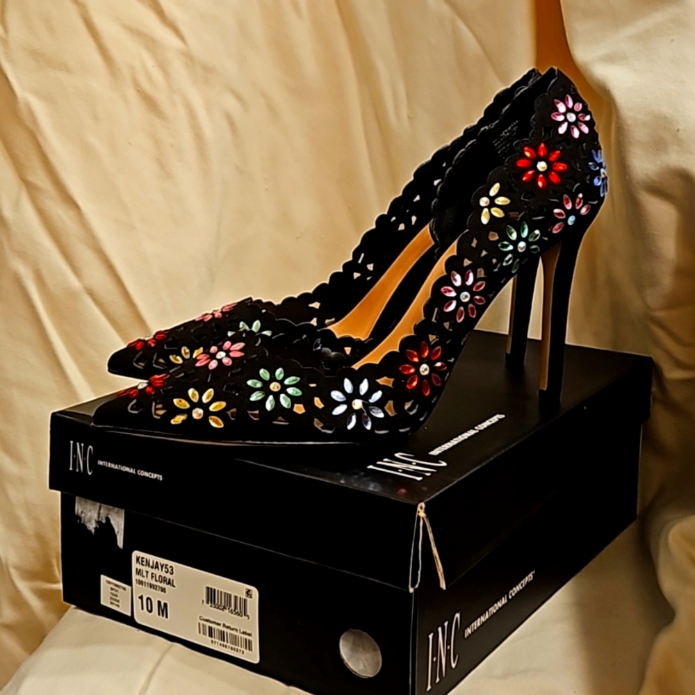 NIB INC Kenjay53 multi floral holiday pumps sz10